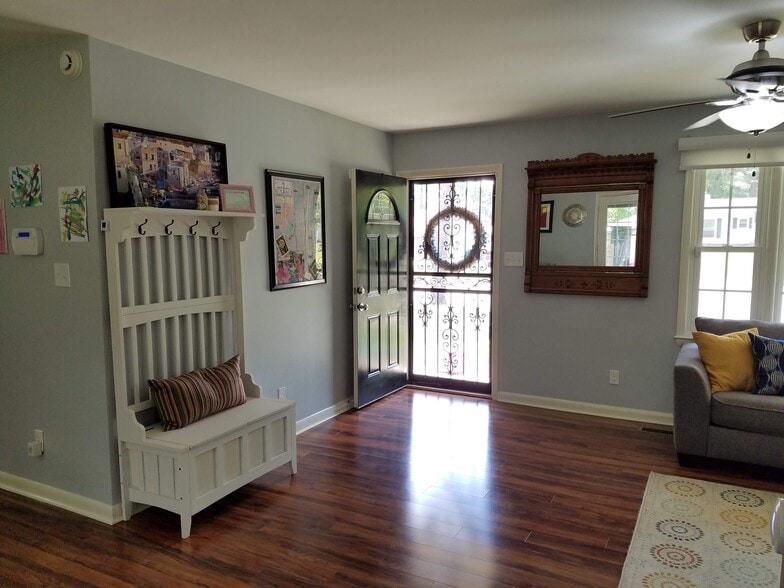 Front Entry - 2016 Lakemeadow Dr