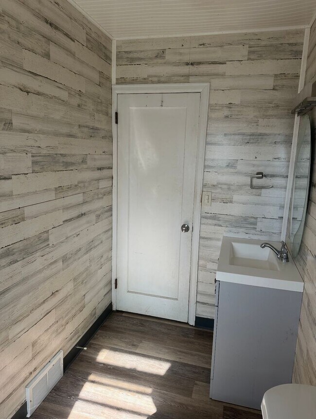 Building Photo - JP409-411 E. Bismark