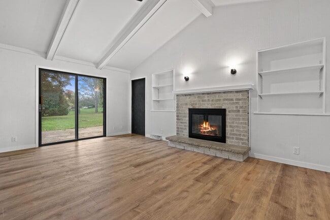 Building Photo - 2311 W Oakwood Rd