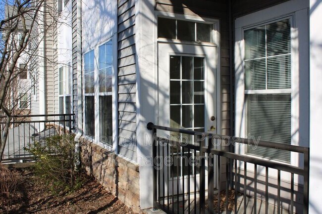 Building Photo - 1321 Karen Blvd