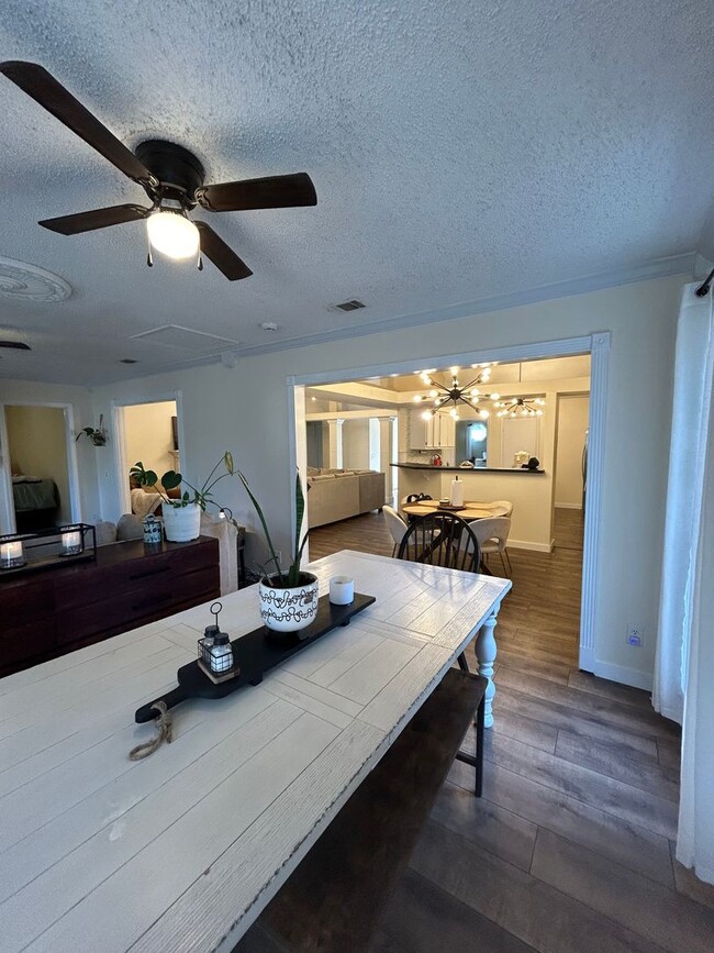 Building Photo - 4 bedroom 2 bathroom home in Hunters Chase...