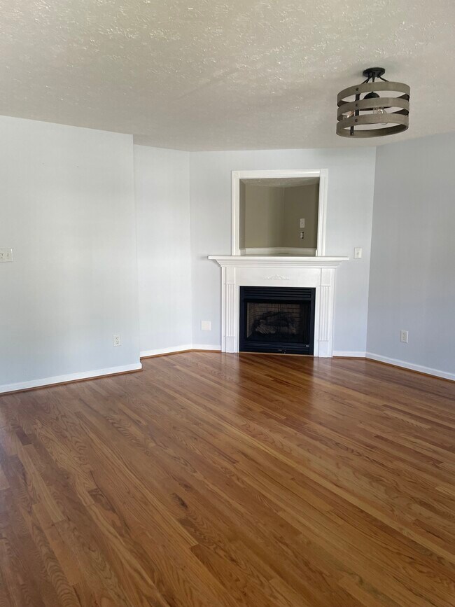 Building Photo - 696 Wyndhurst Dr