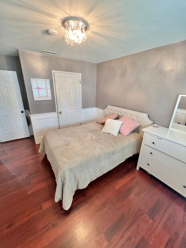 Building Photo - Spacious Remodeled Home Near El Dorado Park