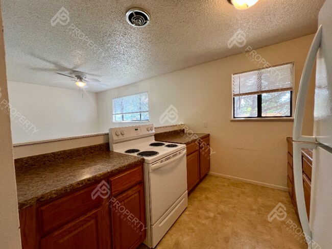 Building Photo - 867 Birch Ave