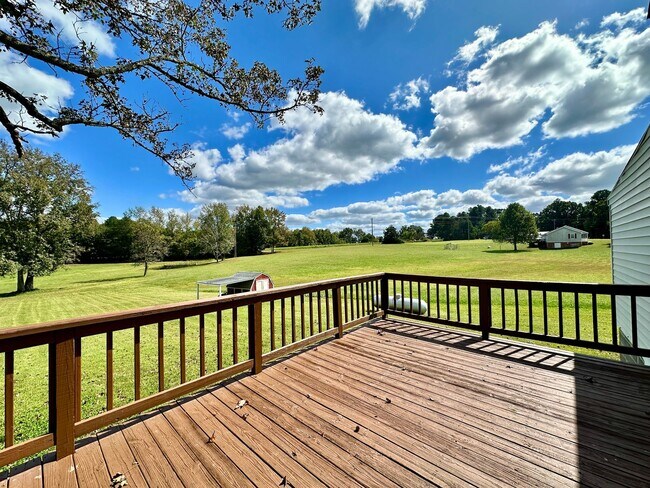 Building Photo - Charming 3 Bedroom Home for Rent – Recentl...