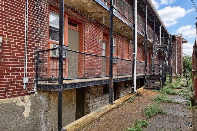 Building Photo - Stud-ly Studio