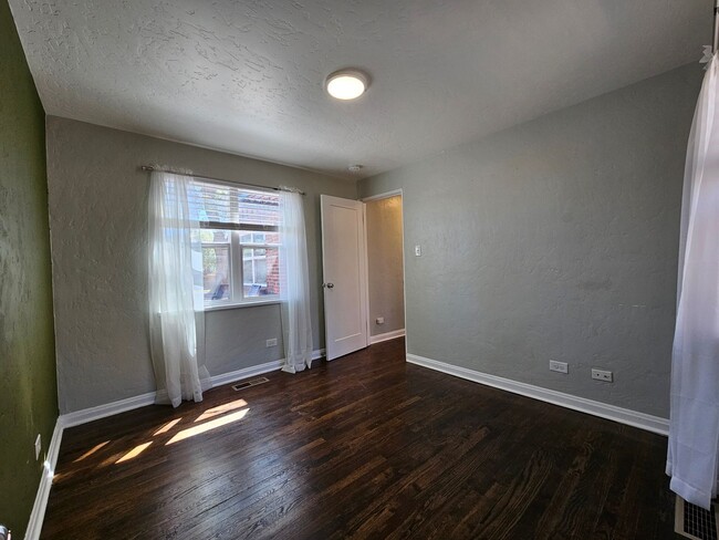 Building Photo - Heart of the City 1949 Charmer 2 Bed 1 Bat...