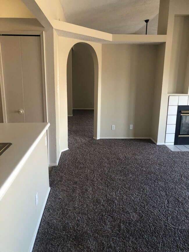 Building Photo - 2621 Sandia Loop NE