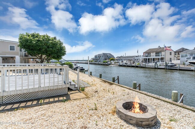 Building Photo - 205 S Shore Dr