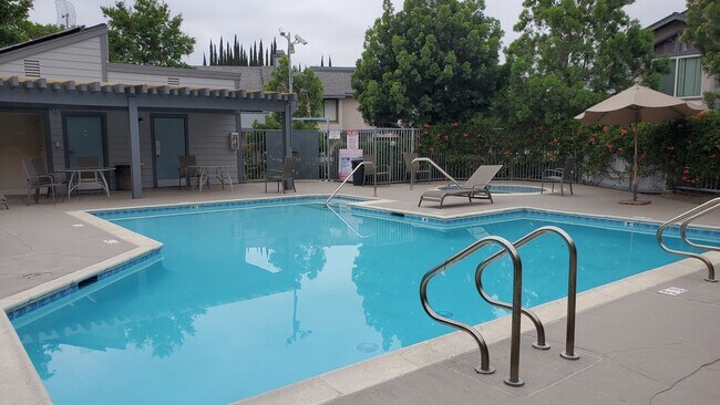 Building Photo - Spacious 2 Bed / 2 Bath Townhome in Resort...