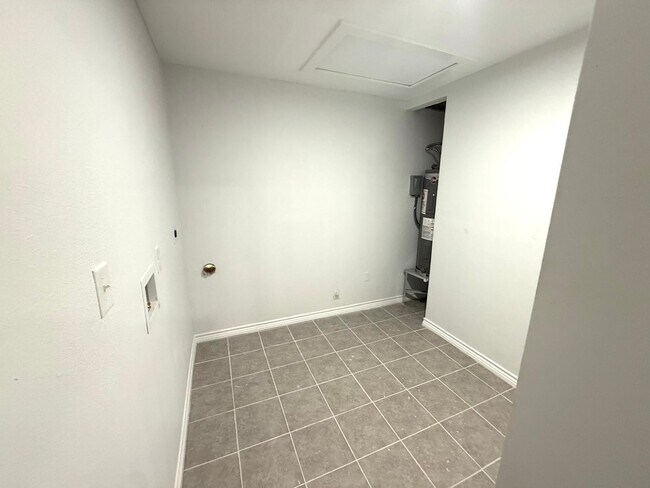 Building Photo - 608 Sesame Ln
