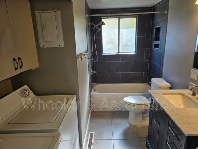 Building Photo - 411 Forbes Ave W