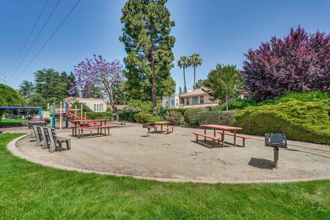 Building Photo - Beautiful and spacious 3 bedroom 2.5 bath ...