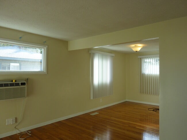 Building Photo - 1211 W Dalke Ave