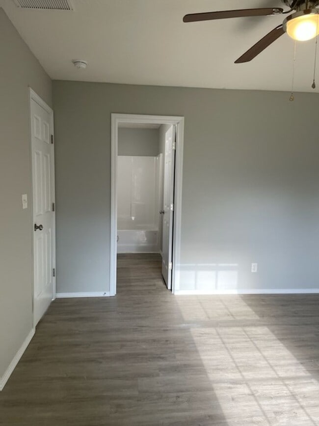 Building Photo - 3 Bed 2 Bath House November