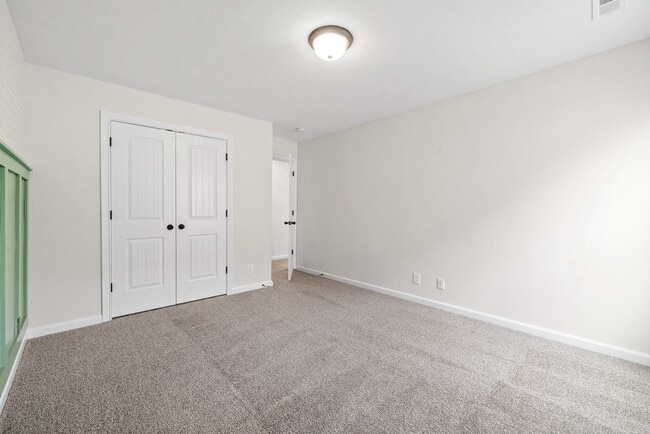 Building Photo - Dog Friendly Four Bedroom Near I24!