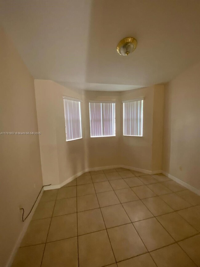 Building Photo - 1656 SE 29th Ct