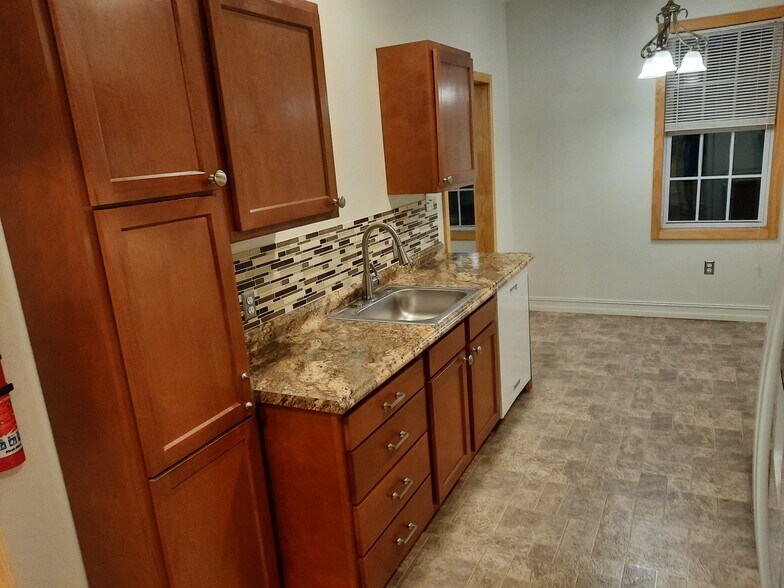 Building Photo - 247 Main St