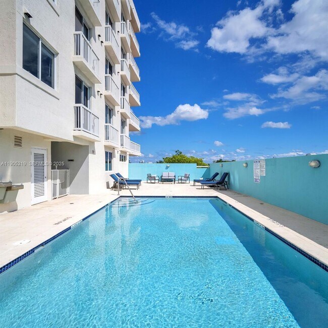 Building Photo - 2400 SW 27th Ave