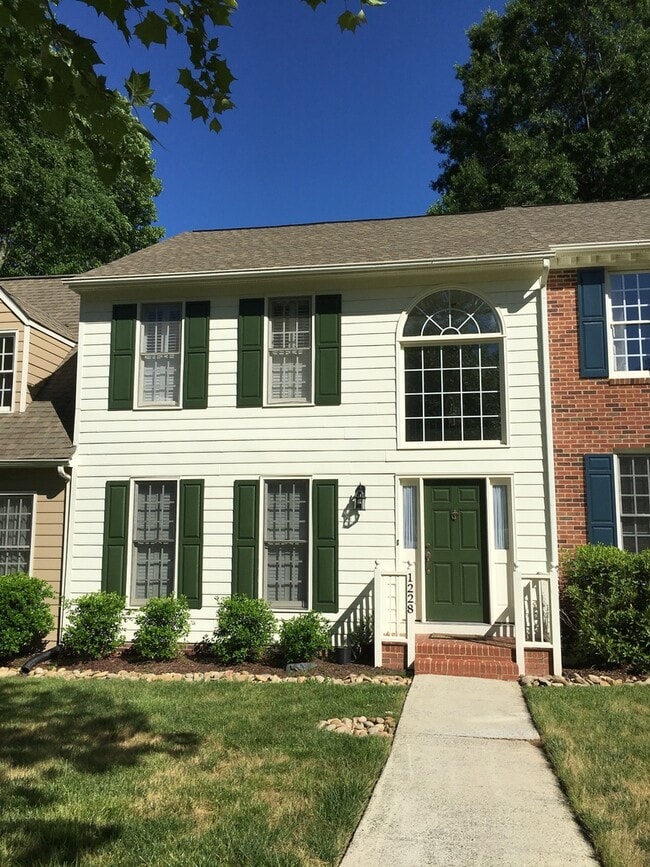 Building Photo - Light & Airy Townhome in Downing Creek, wo...