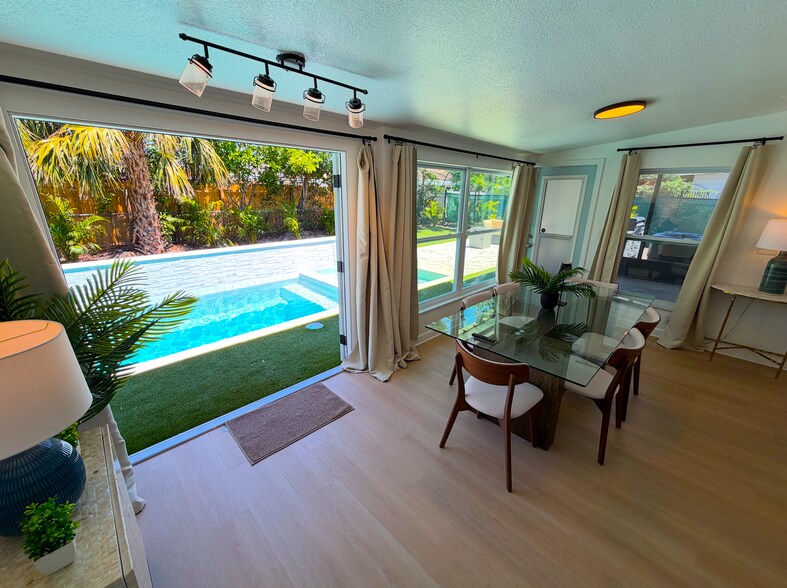 Building Photo - 5813 26th Ave N