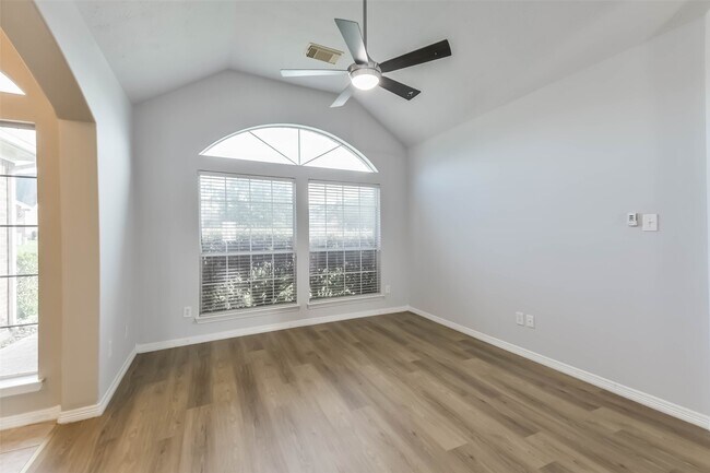 Building Photo - 2212 Highland Crossing Dr