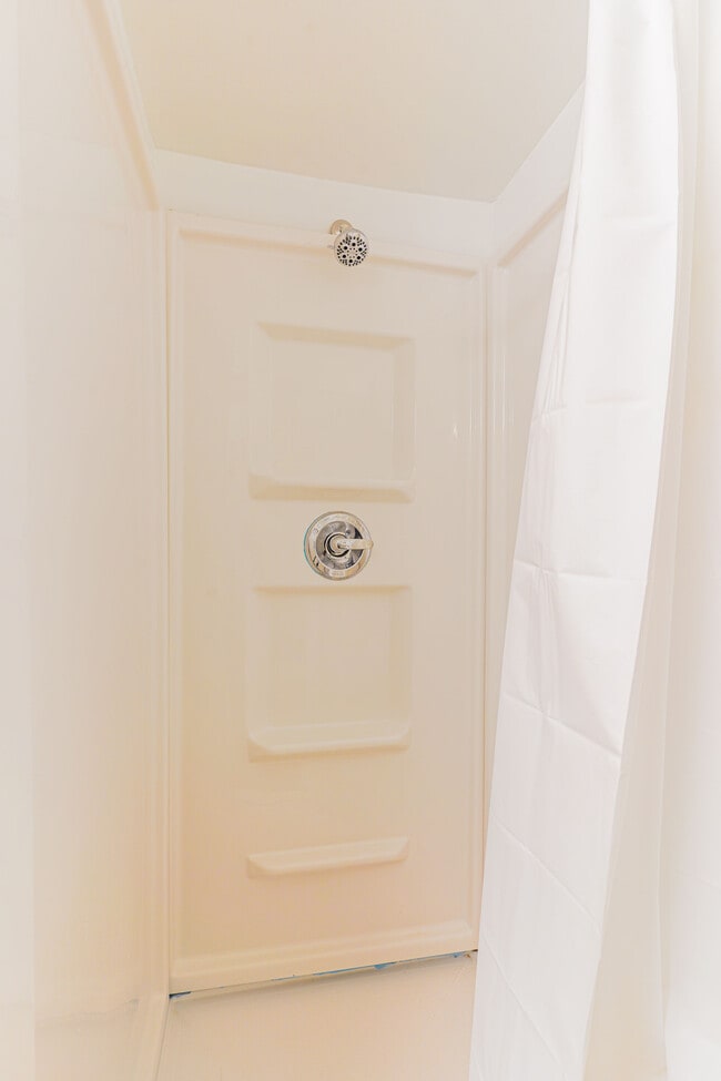 Building Photo - 393 Geranium Ave E