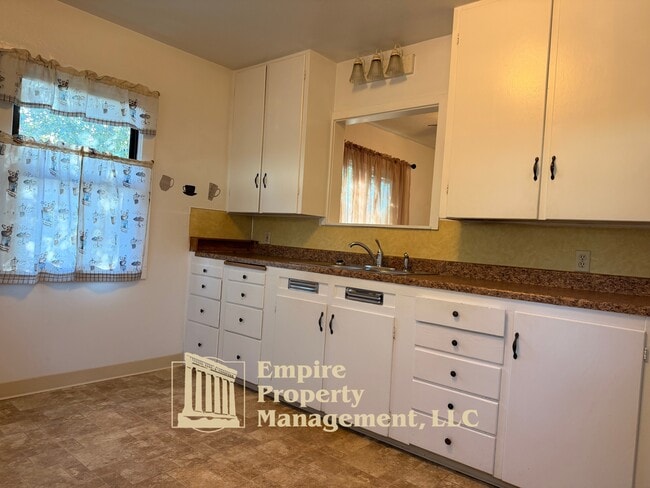 Building Photo - 537 NE Winchester St