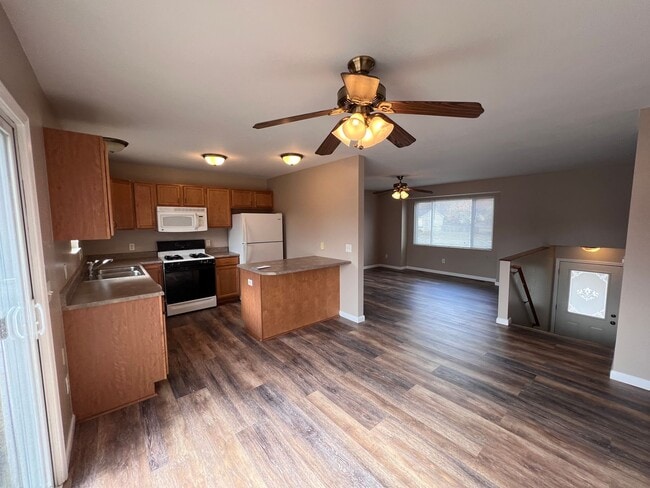 Building Photo - Spacious Split-Level Retreat Just Minutes ...