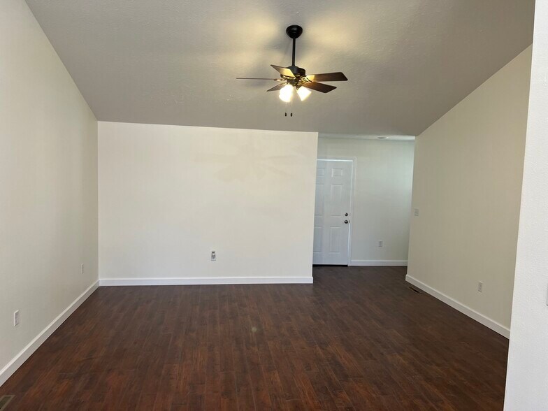 Building Photo - 1308 S Nelson Ct