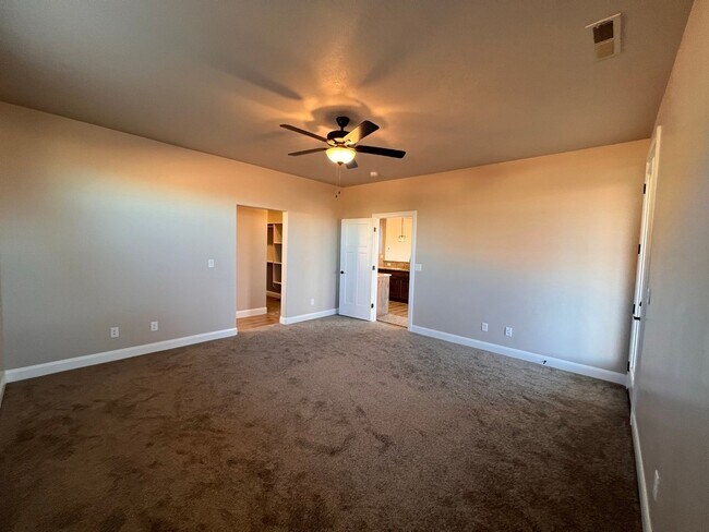 Building Photo - Newer home in Sky Ridge