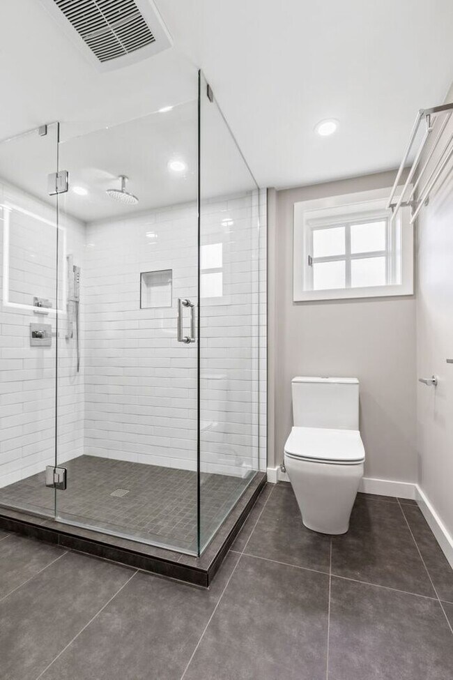 Building Photo - Sunny Air Conditioned Mercer Island Charmer!