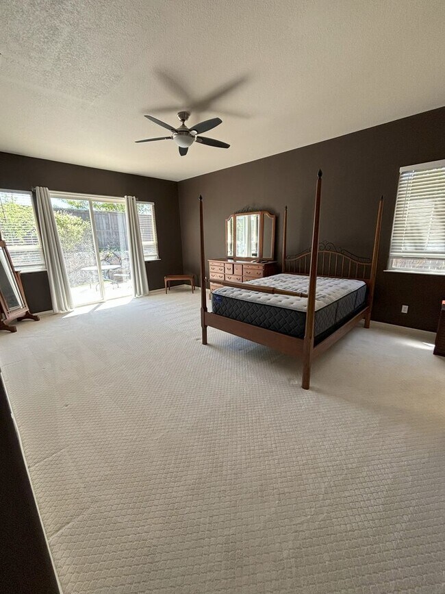 Building Photo - Sprawling Home Near UNR - One Level Living with 4 Beds - 3 Baths - 3 Car Garage