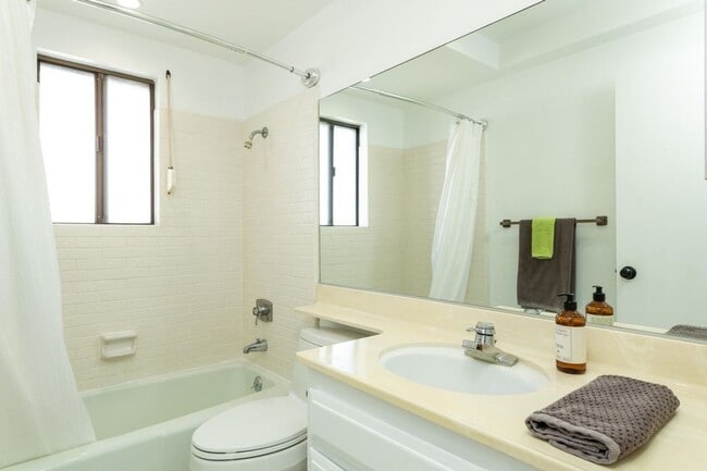 Building Photo - 2477 E Miramonte Cir