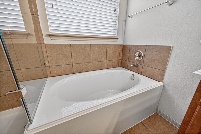 Building Photo - 510 Carson Ridge Dr