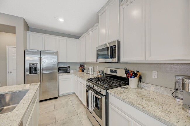 Building Photo - Modern 3 Bedroom Townhouse near Blue Diamond