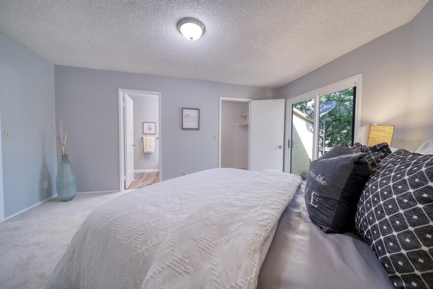 Master Bed - 1178 N Abbott Ave