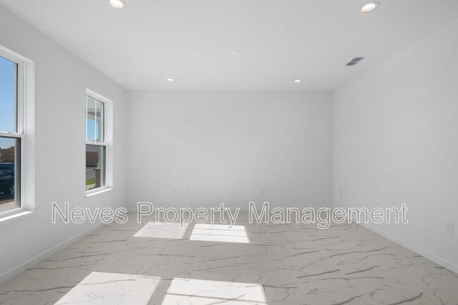 Building Photo - 1601 Pinecliff Dr