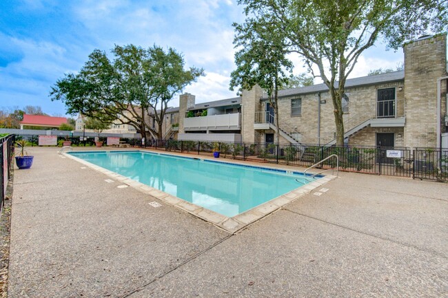 Building Photo - 10729 Braes Bend Dr