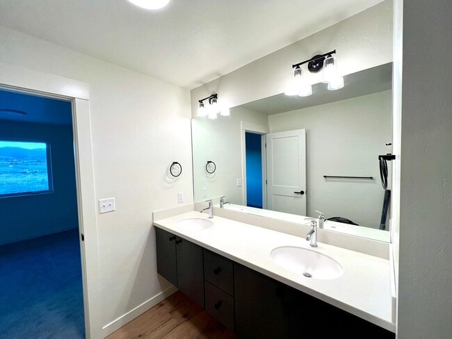 Building Photo - New, Pet Friendly, 2 bed 2 bath Townhouses!