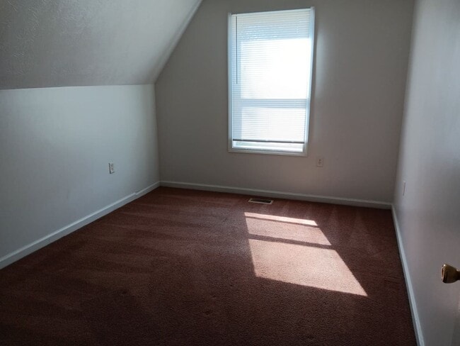 Building Photo - For Rent: 4-bedroom 2-bathroom single family home! Available NOW!