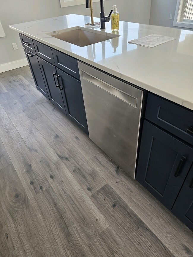 Building Photo - 281 Pequot Ave