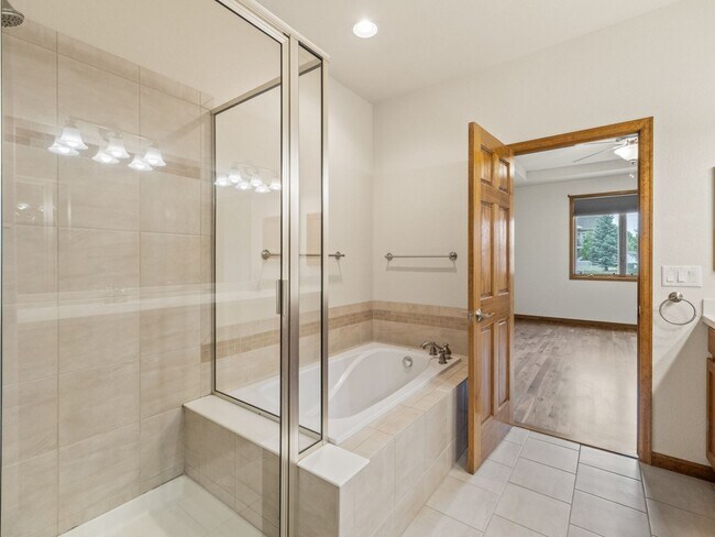 Building Photo - Exceptionally Spacious in the Pointe!