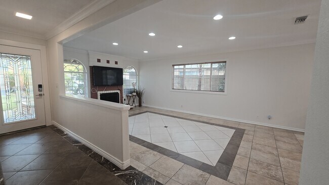 Building Photo - 2744 E Bennett Ave