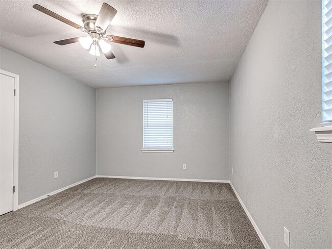 Building Photo - 305 Woodside Dr