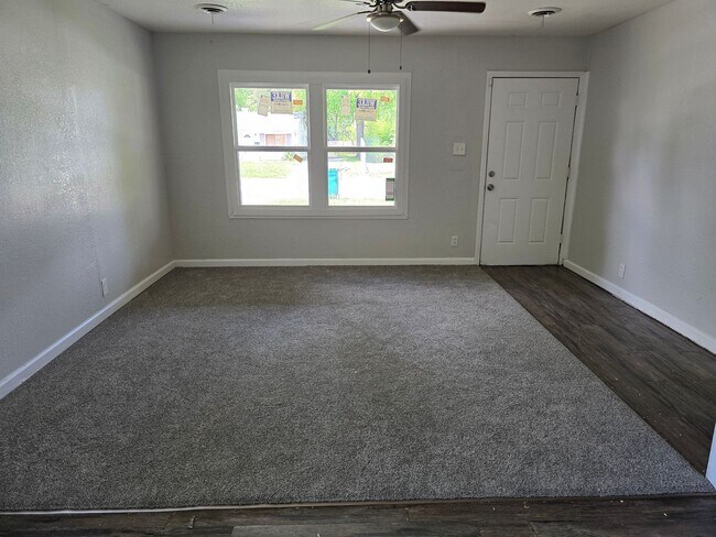 Building Photo - Nicely updated 3BD/1BA