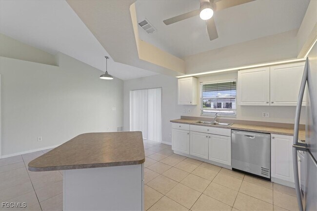 Building Photo - 1529 SW 15th Pl