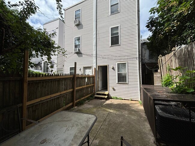 Building Photo - 1711 N Gratz St