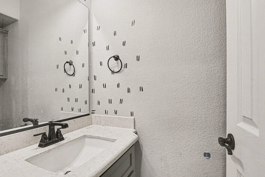 Building Photo - 6116 Cooper Creek St