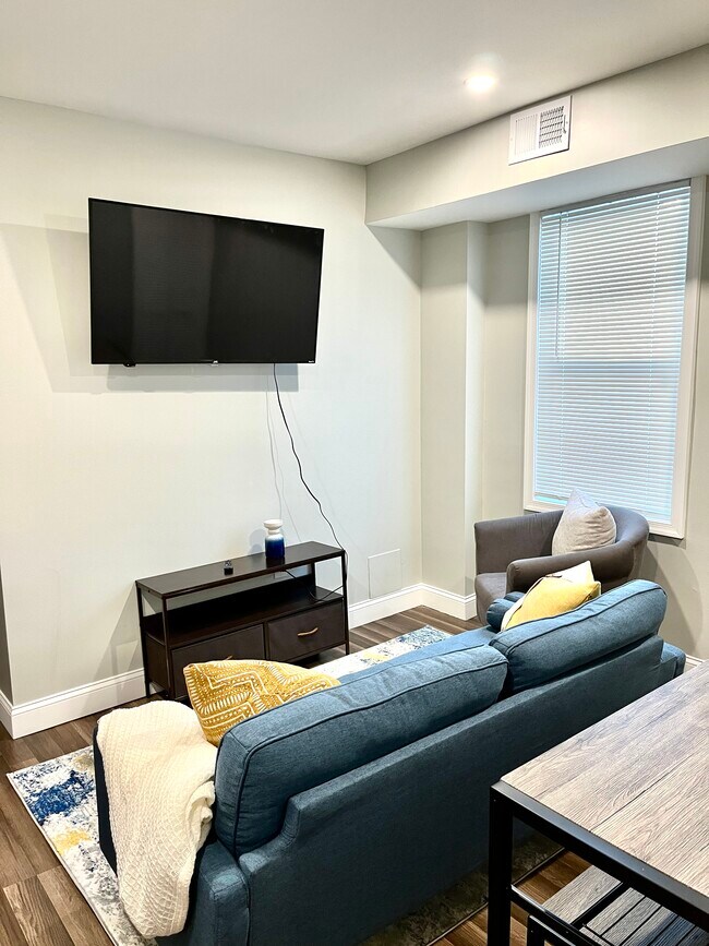 Building Photo - 4206 Eads St NE